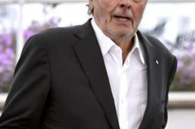 El hijo de Alain Delon ha crecido y se parece mucho a su padre: como dos gotas de agua