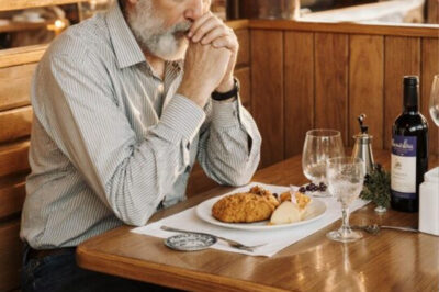 Un señor mayor pidió una cena para dos, pero no vino nadie. Decidí sentarme a su lado.