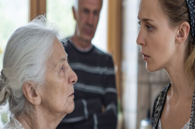 “¡Este es mi apartamento y no se lo voy a dar a esos parásitos! ¡Fuera de aquí!” — Lena ya no podía soportar la presión de sus familiares.