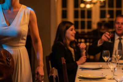 Antes de los invitados, mi esposo se burló de mí y me lllamó “cerda gorda”, yo en silencio hice algo que lo dejó profundamente sorprendido…