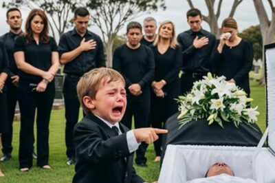 El bebé de 2 años seguía señalando el ataúd de su padre y llorando desconsoladamente. Lo que ocurrió después fue horripilante…