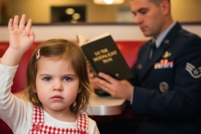En una tranquila cafetería de carretera, una niña de tres años cerró su diminuta mano en una señal de S.O.S.