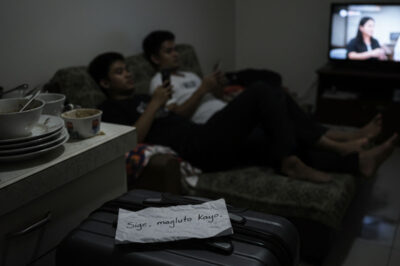 Cuando mi suegra se enteró de que ganaba ₱120,000 al mes, inmediatamente llamó a mis tres cuñados del campo para que vinieran a vivir con nosotros y me obligó a cuidarlos. En silencio, tomé mi maleta y regresé a mi pueblo. Pero ni siquiera había pasado un día cuando ya estaban experimentando la realidad…