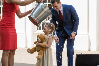 Después del funeral de su padre, una niña fue expulsada por su madrastra, pero llegó el millonario