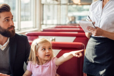 «¡Papá, esa camarera se parece exactamente a Mamá!» El millonario se dio la vuelta, conmocionado: su esposa había fallecido hacía años.