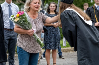«El día de su graduación, rechazó a su pobre madre; dos años más tarde, descubrió…»