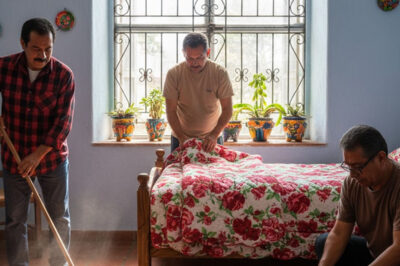 El día que mi madre murió, mis hermanos y yo encontramos tres mantas viejas idénticas guardadas con cuidado. Ellos no las quisieron, pero yo, con tristeza, decidí llevármelas todas.