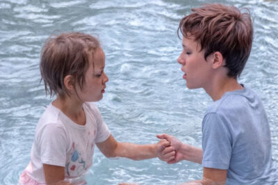 Mi hijo de 15 años salvó a una niña de ahogarse — Al día siguiente, llegó una carta que cambió nuestras vidas.