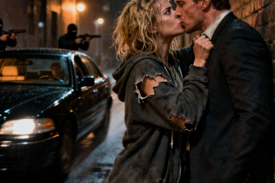 «Quédate quieto, no digas nada, estás en peligro». La chica sin hogar empujó al magnate a un rincón y lo besó para salvarle la vida; y el final…