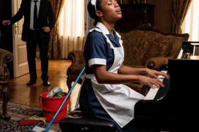 «Un multimillonario frío sorprende a su empleada doméstica tocando el piano; lo que hizo después conmocionó a todo el mundo»