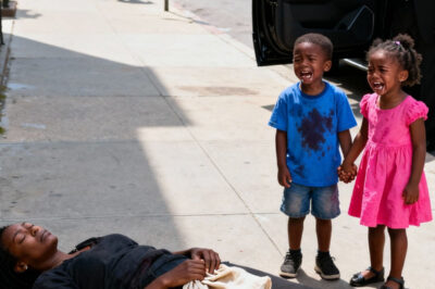 “Por favor… que alguien ayude a mis bebés…” Las palabras apenas salieron de su boca antes de que su cuerpo finalmente cediera.