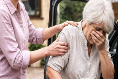 Una mujer anciana pensaba que su hija adoptiva la estaba llevando a una residencia de ancianos… pero lo que pasó después fue sobrecogedor.
