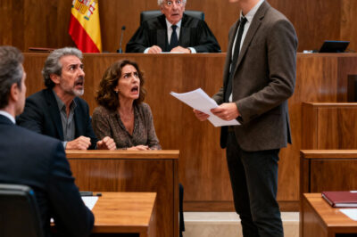 **Después de que mi abuelo, un millonario, muriera y me dejara 5 millones de dólares, mis padres, que me habían ignorado toda la vida, me demandaron para recuperar la suma total. Cuando entré en la sala, me miraron con desdén, pero el juez se quedó sin palabras. Me dijo: “Espera… ¿tú eres…?” Nunca supieron realmente quién era yo…**