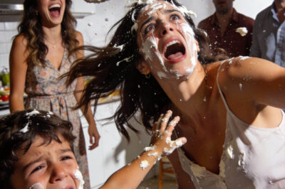 Compré la casa en secreto. Cuando entré, escuché la voz de mi madre: “Aquí podría vivir alguien feliz”. La vi guiando a la esposa de mi hermano y a un amigo por mi salón. Sonreí en silencio. “Tranquilo…”, me dije, “solo observa”. Esperé a que se fueran. Esa noche cambié todas las cerraduras. Y mientras giraba la última llave, entendí que esto apenas comenzaba…