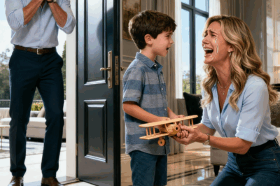 “Emily había sido maestra durante cinco años, pero fue despedida injustamente. Mientras buscaba un nuevo trabajo, conoció a un millonario. Él le dijo: ‘Tengo un hijo autista que apenas habla. Si te pago 500.000 dólares al año, ¿aceptarías cuidarlo?’. Al principio, todo era perfecto, hasta que un día, el hombre llegó a casa más temprano de lo habitual y vio una escena que lo hizo romper en llanto…”