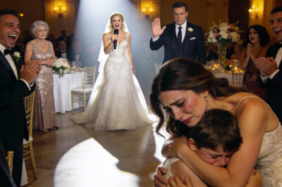 En la boda de mi hermana, entré rezando para pasar la noche sin que nadie me viera… pero en cuanto la música paró, la sala se quedó en un silencio inquietante, y un único foco nos iluminó a mí y a mi hijo con tanta dureza que parecía que nos estuvieran juzgando. La risa de mi hermana resonó por los altavoces, dulce por fuera y mortal por dentro, mientras se inclinaba hacia el micrófono y anunciaba: “¡A todos, aquí está mi hermana, madre soltera, y su hijo pequeño sin blanca!”. Una carcajada recorrió a la multitud como un rayo, y me quedé paralizada, con el corazón latiendo tan fuerte que me dolía, mientras ella levantaba la mano hacia nosotros como si fuéramos una broma en exhibición. Entonces lo dijo, lento, deliberado, humillante: “¿Alguien quiere pujar por este set?”. Se me cortó la respiración, se me entumecieron los dedos, y antes de que pudiera apartar a mi hijo, la voz de mi madre interrumpió, más fría que el propio foco: “Empecemos desde cero, ¿vale?”. La risa estalló de nuevo, más fuerte, más cruel, hasta que la cara de mi hijo se arrugó; su pequeño cuerpo temblaba al romper a llorar allí mismo, delante de todos. Y juro que me habría desplomado bajo el peso de la risa… si no la hubiera visto: una persona entre la multitud, moviéndose como si estuviera de pie frente a toda la sala, levantó lentamente la mano.